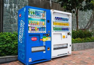 當前，市場(chǎng)上的自動(dòng)售貨機在使用過(guò)程中一旦出現料道缺貨、投幣器損壞等故障，往往由于管理人員無(wú)法及時(shí)了解故障情況，無(wú)法及時(shí)處理而影響其運行，而目前自動(dòng)售貨機故障的申報只能通過(guò)管理人員的定時(shí)巡檢或民眾的電...